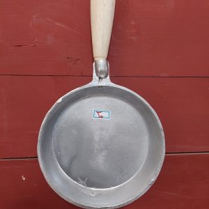 ماهیتابه چدنی دسته چوبی