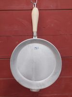 ماهیتابه چدنی دسته چوبی قطر 30 سانتیمتر