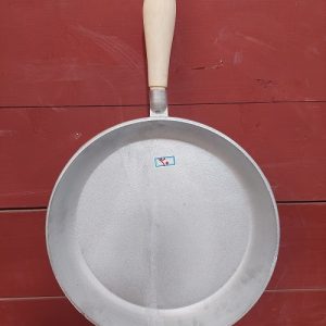 ماهیتابه چدنی دسته چوبی قطر 30 سانتیمتر